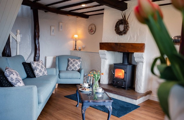 A cottage that sleeps 2 guests in 1 bedroom