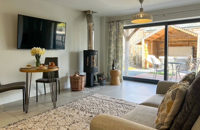 A cottage that sleeps 2 guests in 1 bedroom