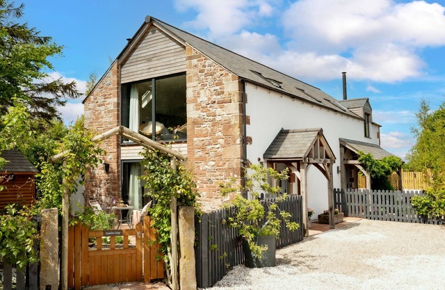 A cottage that sleeps 2 guests in 1 bedroom