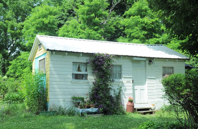 A cozy country "Doll House," with everything to meet your needs.