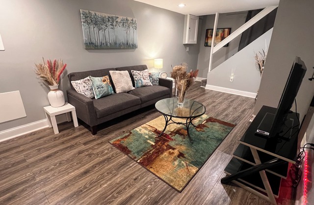 A cozy/modern private suite.nMins away from I695/95 and the heart of Baltimore.