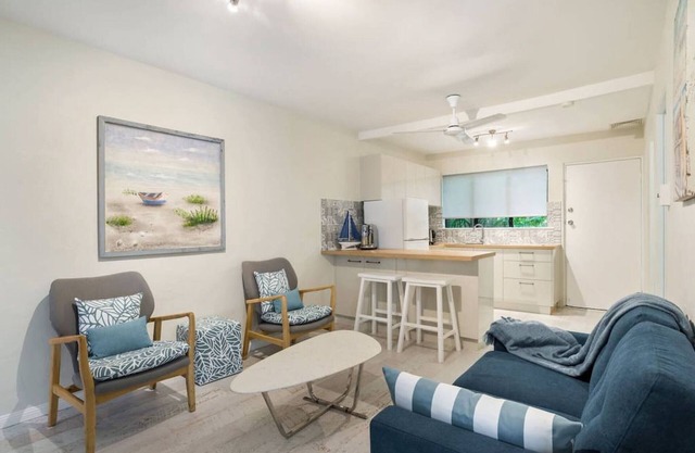 A cozy Palm Cove unit 3 with a private garden