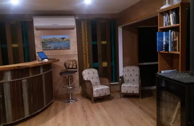 A cozy rustic Bungalow in the City. nFam & Pet Friendlyn3 bed casual kiwi styles