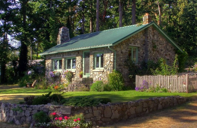 A cozy winter retreat with awesome views! Close to fun hikes & great dining.