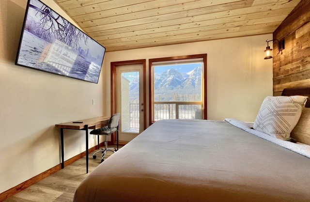 A Duo of Delightful Mountain-View Retreats! King Beds, Jacuzzis, Free Parking