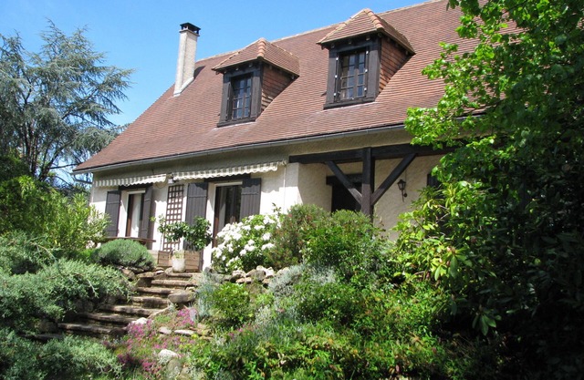 A fine 3-bedroomed Périgourdine house, ideal for family holidays.
