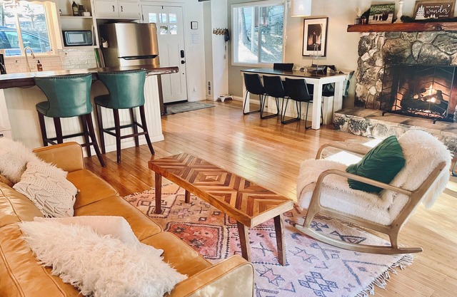 A Forest Getaway, Tri-Level Chalet with fire pit, soaker tub, arcade & privacy