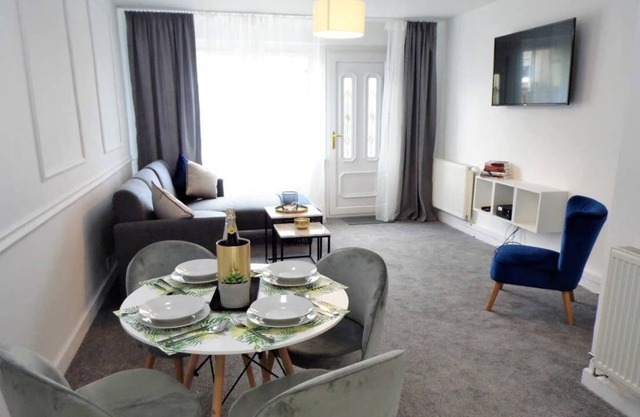 A fully equipped house in a residential area not far from Glasgow Airport and M8 Motorway.