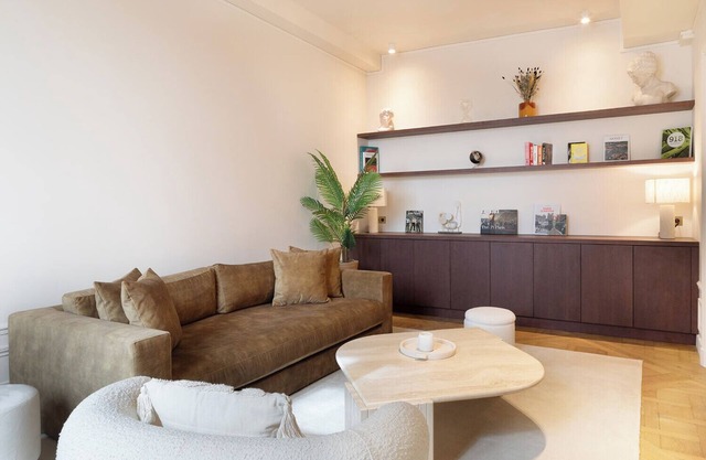 A Gorgeous 2-BR/2BA with Services in Louvre