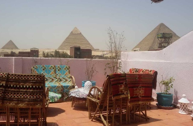 A guest house that sees the pyramids, 10 minutes on foot to the pyramid
