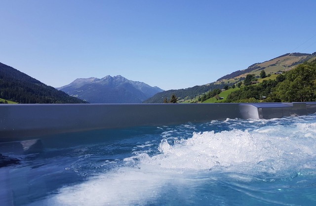 A hidden paradise with 10-seat Jacuzzi and outdoor sauna, beautiful view