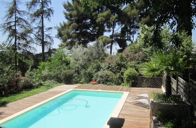 a house, a garden, a swimming pool, calm: guaranteed rest