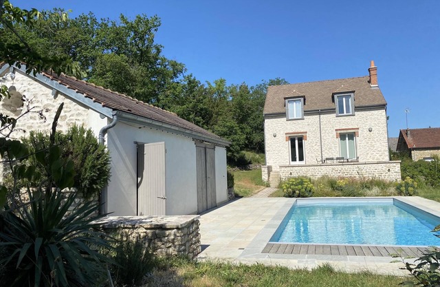 a house in the countryside with pool, near the golf d'Augerville