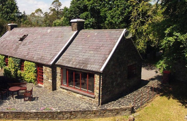 A house that sleeps 6 guests in 3 bedrooms
