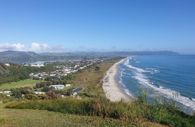 A large downstairs flat. 2 mins to estuary and 5 mins to ocean beach.