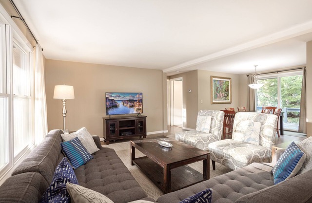 A Leland Favorite!Walk to Beach& Town Sleeps 10 OPEN 1st Toast the Season Wines!