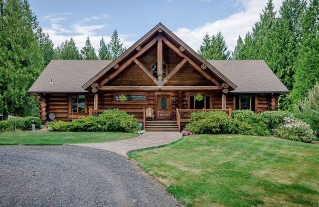 A Log House in a Private Forest with Hot Tub!