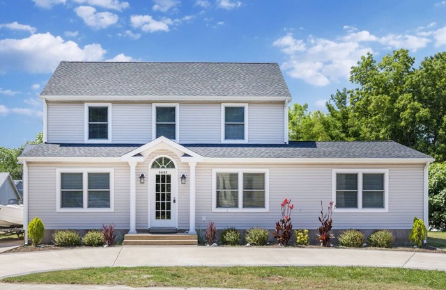 A lovely 4 Bedroom/2 Bath Vacation Home in a quiet location on Chincoteague Isla