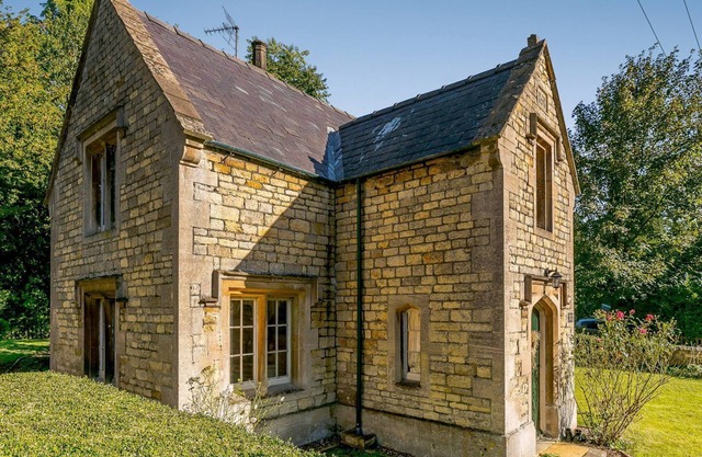 A lovely cottage ideal for a relaxing break, with park walks, a nearby gastro-pub and tearooms.