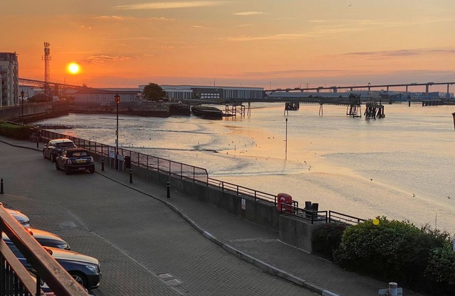 A lovely spacious townhouse with balcony and spectacular views of the River Thames.