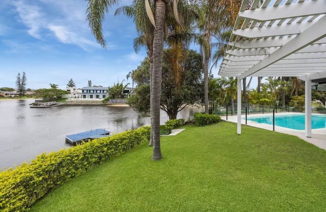 A Luxurious Waterfront Oasis!