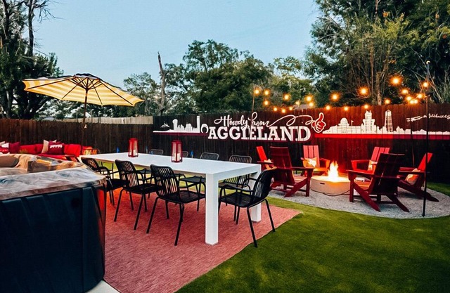 A&M LUXURY GAME DAY HOUSE - 1 mile to Kyle Field, Hot Tub, Fire Pit, Golf