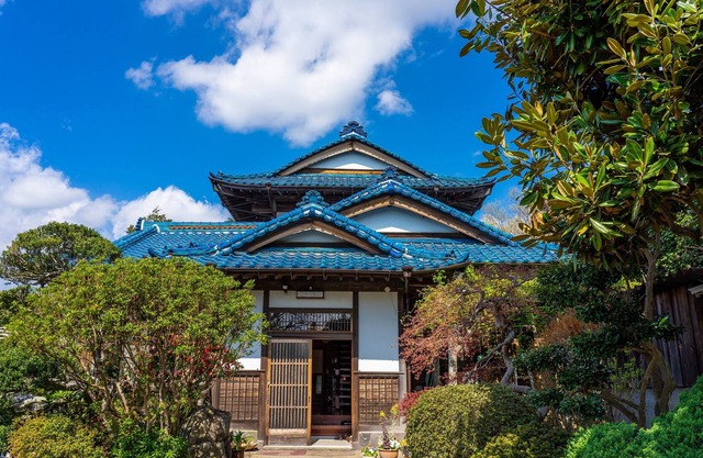 A peaceful space surrounded by quiet and mountain nature views