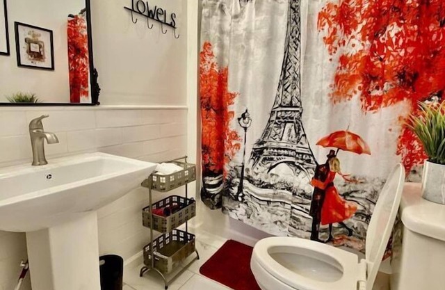 A Piece of Paris (West unit) - 5 min walk to Historic Downtown Newton