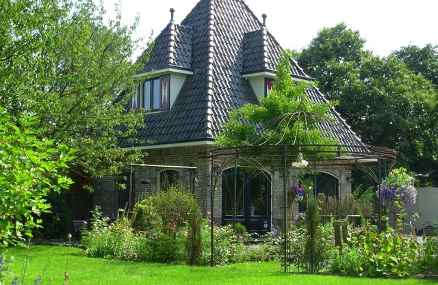 A Pleasant Stay at " Logies Taverne." nearby Roermond, Thorn/Pool & Garden