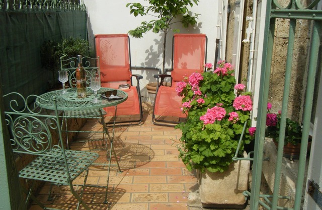 A Private Apartment in a 19th Century Wine Domaine - own courtyard and gardens