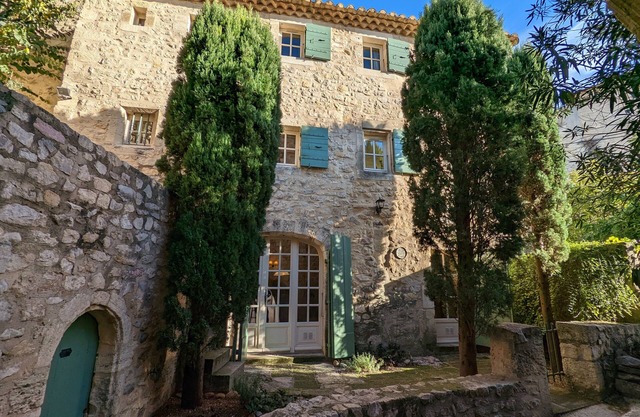 A Provencal village house near of shops and restaurants with Air Con Bedrooms