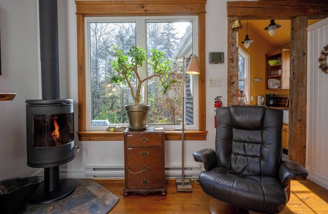A Quiet Riverside Cottage with 2 Fireplaces