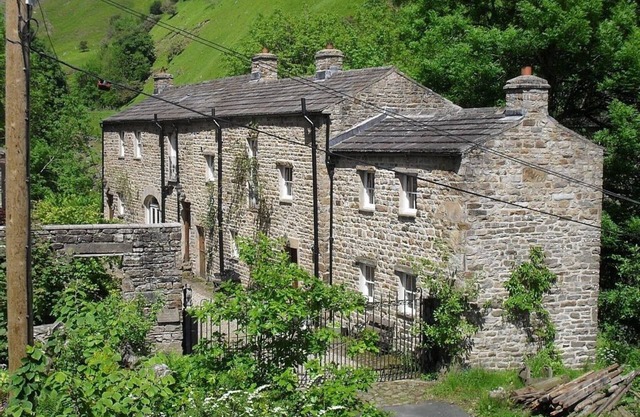 A quirky restoration, sleeps 4 people & a dog WiFi, numerous walks from the door & a pub nearby!
