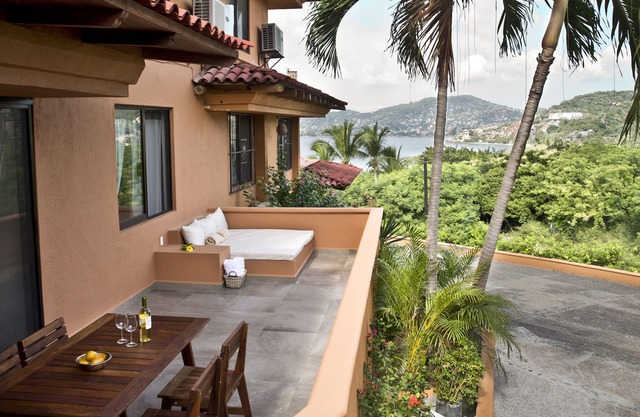 A Relaxing and Romantic Condo With Dreamy Ocean Views 2BR