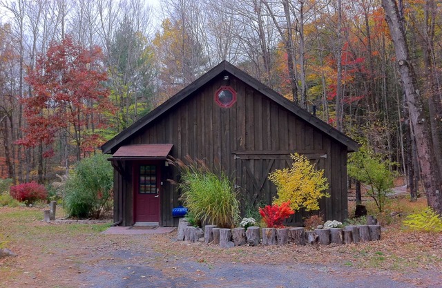 A Romantic Escape, Woodstock Barn by A Stream with Hot Tub