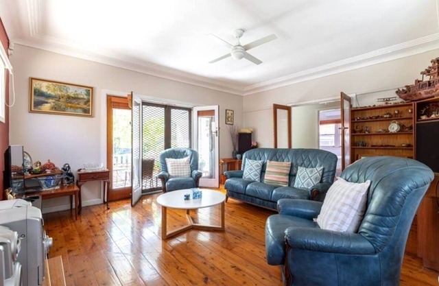 A rosy house in RoselandsnFamily friendly, nearby to park and shopping centre.