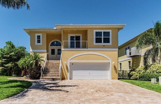 A Seaside Waterfront Rental - 3 Bedrooms, 2 Full baths with beautiful sunsets!