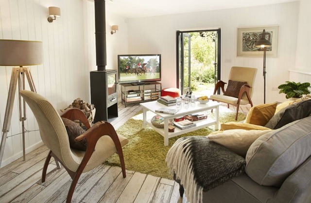 A sensitively converted former cheese press, located in the popular village of Eckington