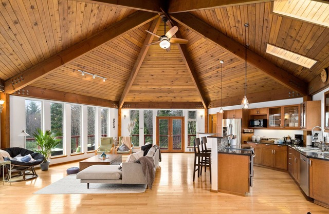 ✦ A serene coastal retreat w/hot tub ♨, large yard, wraparound deck, firepit