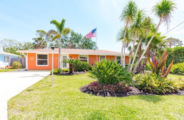 A short Walk to Venice Beach! Family-Friendly house with private pool!