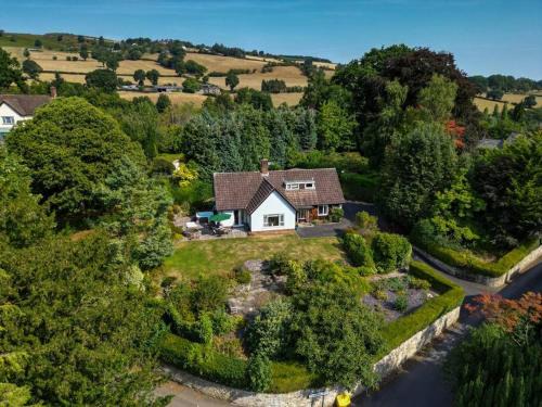 A spacious hidden gem with hot tub, lovely garden & views