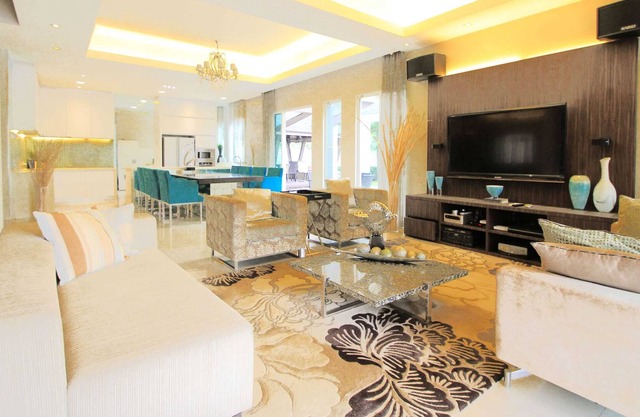 A Stylish & Comfy 4BR House with Gazebo