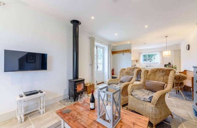 A stylish, dog friendly, single storey holiday cottage in the Cotswolds with stunning countryside vi