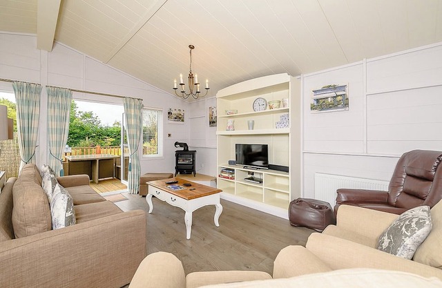 A stylish lodge with one master double with en suite shower room.