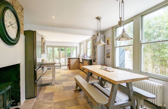 A town house that sleeps 6 guests in 3 bedrooms