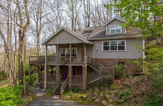 A Treetop Escape close to Boone and Blowing Rock, large deck