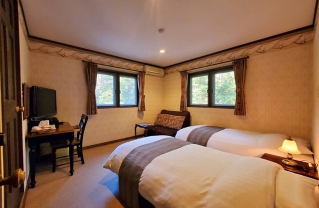 A twin room with a stylish catfoot bathtub You /Minamitsurugun Yamanashi