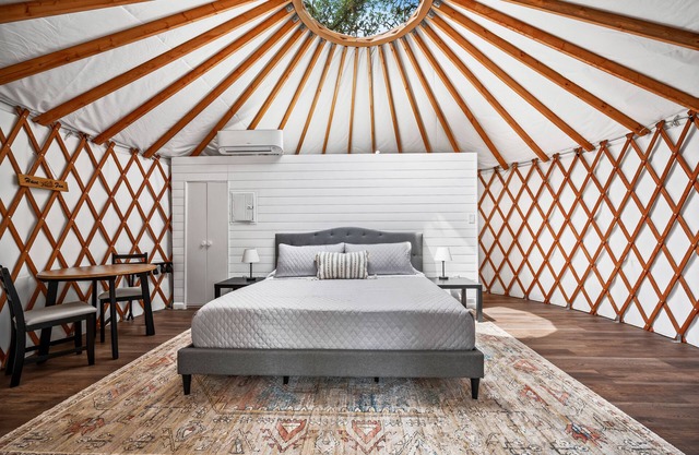 A Unique Texas Hill Country Glamping Experience! Sleeps 10! Great AC!
