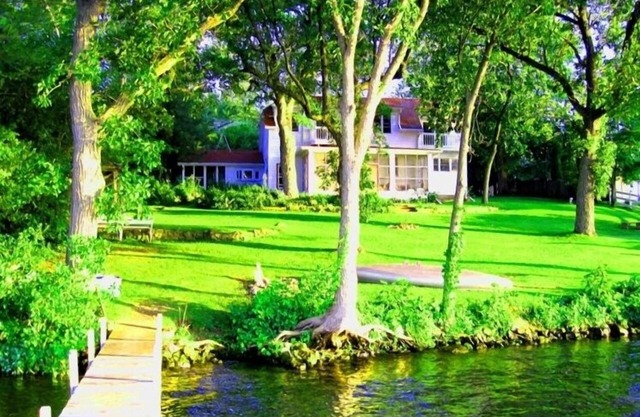 A Vintage & Historical Lake Front Home (Sleeps 9)