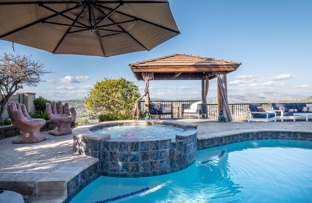 A Walk in the Clouds: Stunning Views, Game Room, Pool & Hot Tub!